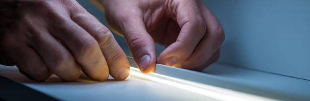 ¿Qué voltaje debo utilizar para las tiras LED?